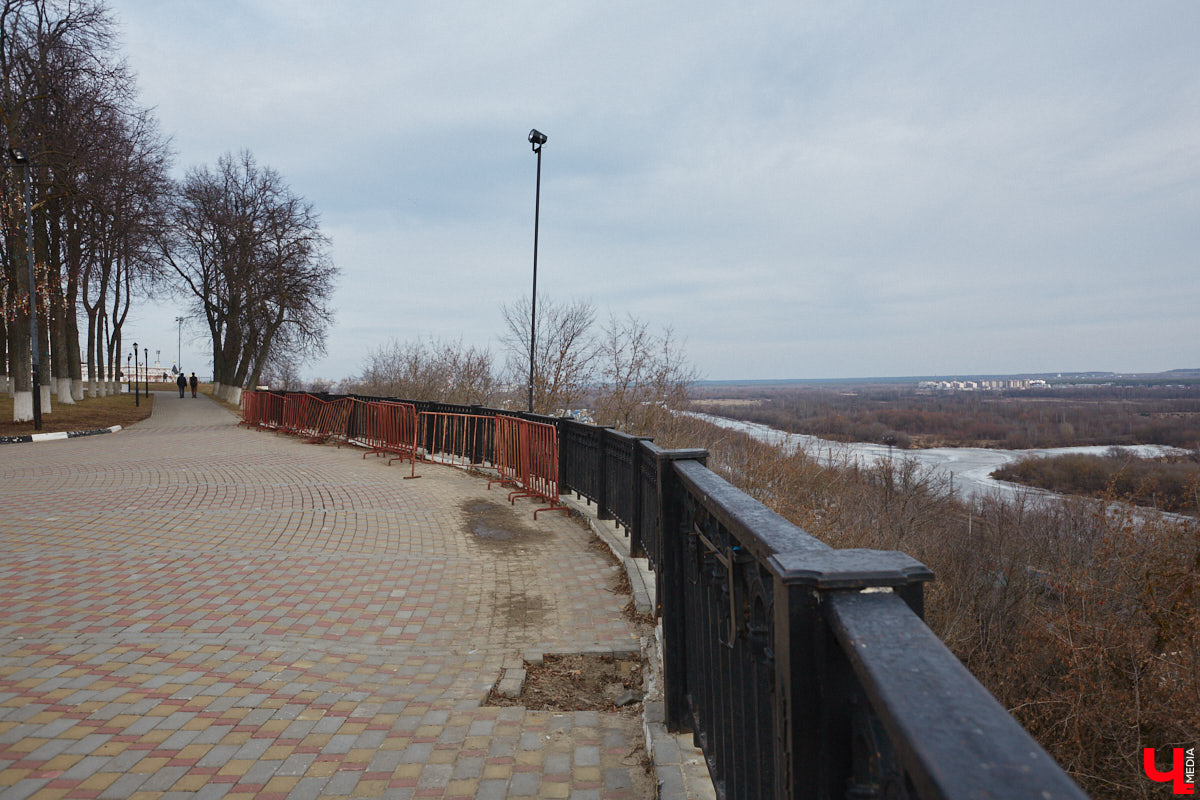 На Георгиевской улице начали ремонтировать тротуарную плитку, которая пришла в негодность в самом конце зимы. Работы предусмотрены и на Соборной площади, там в порядок приведут лестницу, ведущую в парк Пушкина. А вот реставрация памятника князю Владимиру остается под вопросом, как, собственно, и территории возле него. Рассказываем детали!