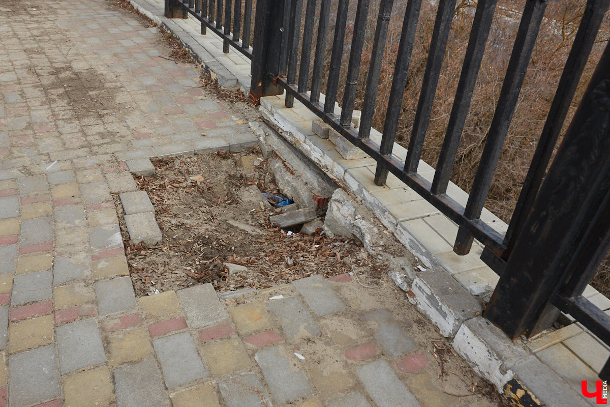 На Георгиевской улице начали ремонтировать тротуарную плитку, которая пришла в негодность в самом конце зимы. Работы предусмотрены и на Соборной площади, там в порядок приведут лестницу, ведущую в парк Пушкина. А вот реставрация памятника князю Владимиру остается под вопросом, как, собственно, и территории возле него. Рассказываем детали!