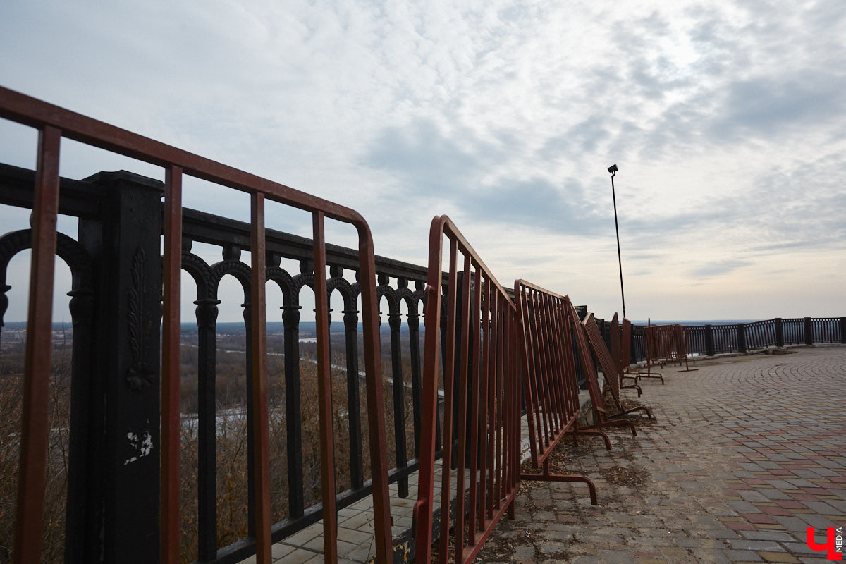 На Георгиевской улице начали ремонтировать тротуарную плитку, которая пришла в негодность в самом конце зимы. Работы предусмотрены и на Соборной площади, там в порядок приведут лестницу, ведущую в парк Пушкина. А вот реставрация памятника князю Владимиру остается под вопросом, как, собственно, и территории возле него. Рассказываем детали!