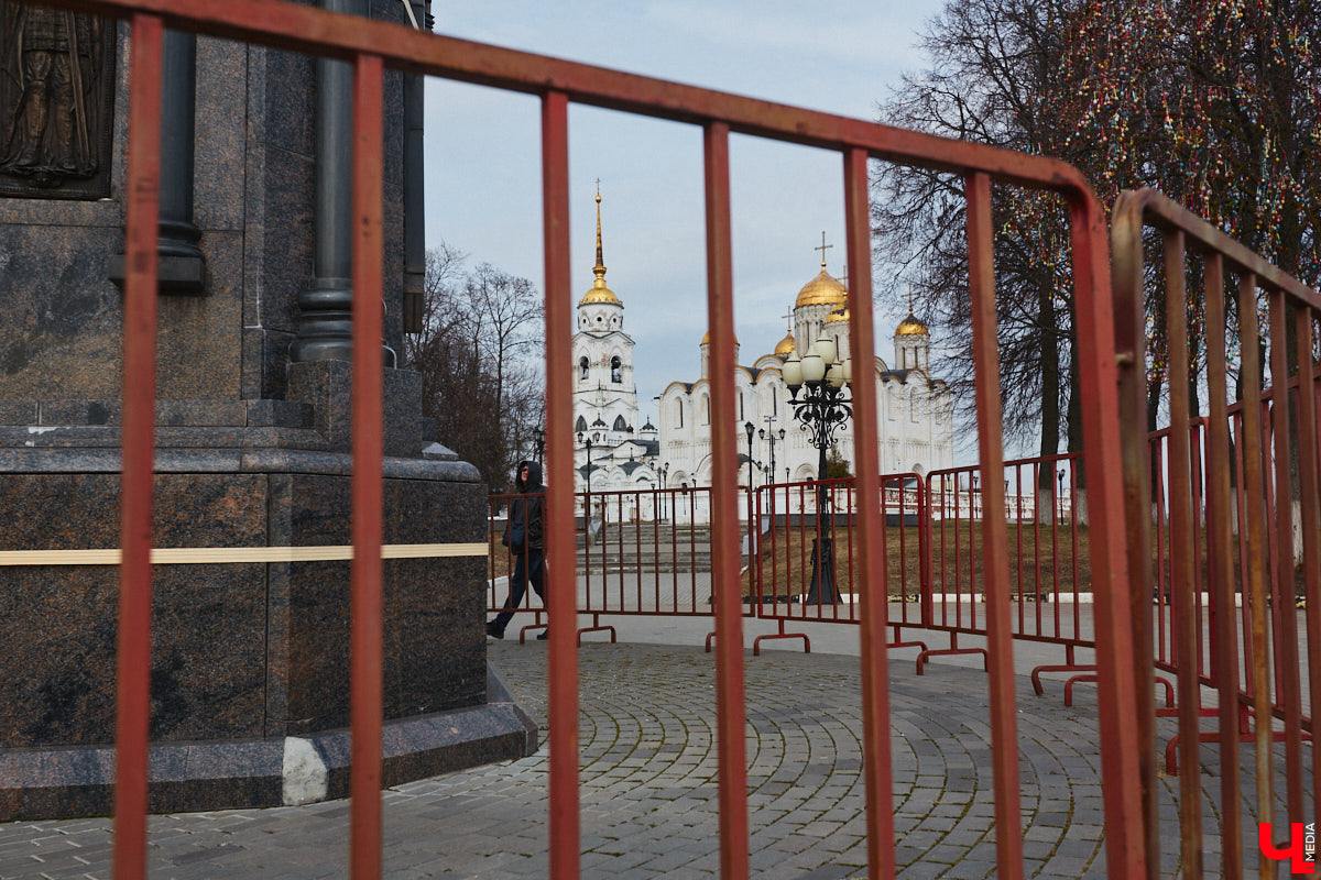 На Георгиевской улице начали ремонтировать тротуарную плитку, которая пришла в негодность в самом конце зимы. Работы предусмотрены и на Соборной площади, там в порядок приведут лестницу, ведущую в парк Пушкина. А вот реставрация памятника князю Владимиру остается под вопросом, как, собственно, и территории возле него. Рассказываем детали!