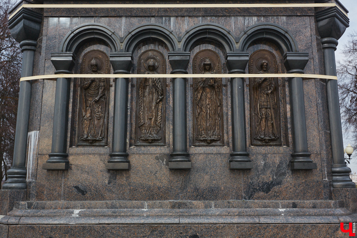 На Георгиевской улице начали ремонтировать тротуарную плитку, которая пришла в негодность в самом конце зимы. Работы предусмотрены и на Соборной площади, там в порядок приведут лестницу, ведущую в парк Пушкина. А вот реставрация памятника князю Владимиру остается под вопросом, как, собственно, и территории возле него. Рассказываем детали!