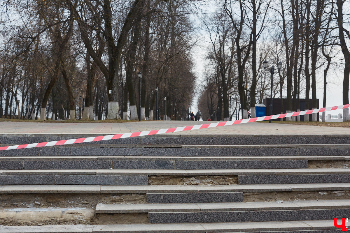 На Георгиевской улице начали ремонтировать тротуарную плитку, которая пришла в негодность в самом конце зимы. Работы предусмотрены и на Соборной площади, там в порядок приведут лестницу, ведущую в парк Пушкина. А вот реставрация памятника князю Владимиру остается под вопросом, как, собственно, и территории возле него. Рассказываем детали!