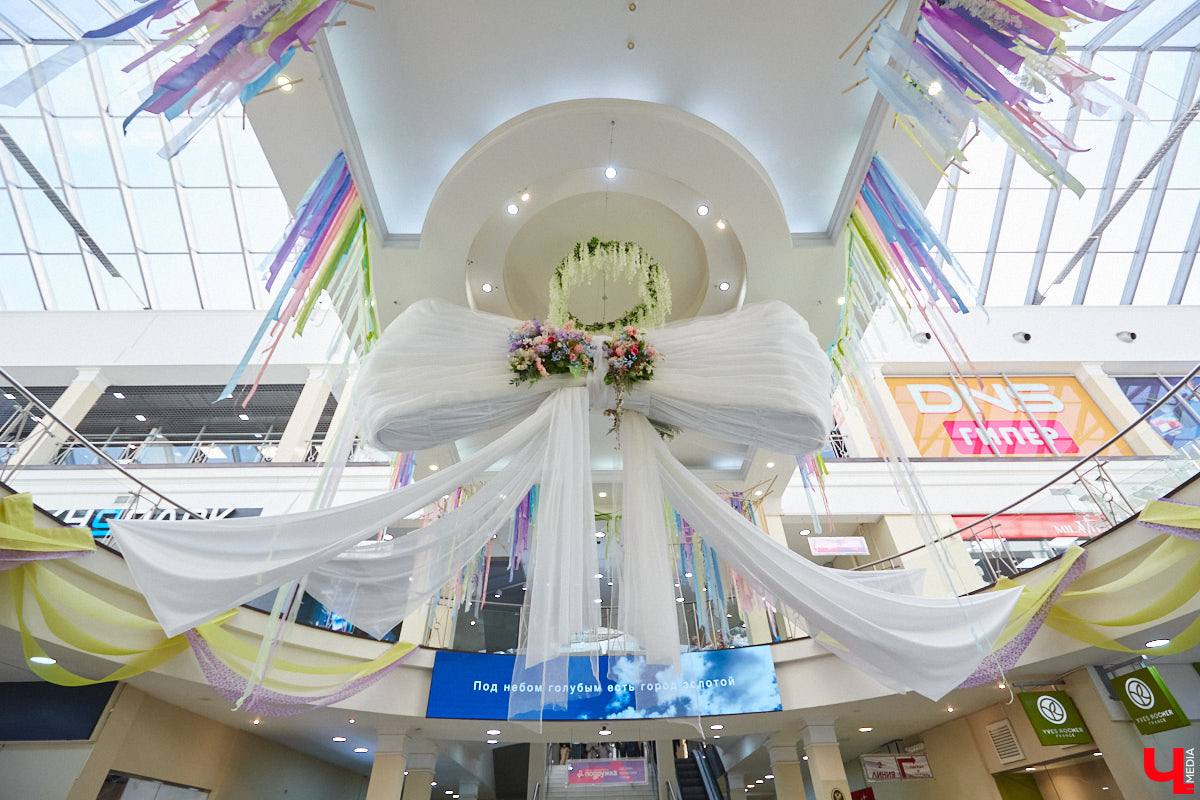 Выпал снег? Не беда! Душа уже распахнулась навстречу весне. Подхватили вайб благоухающего сезона и владимирские локации. Одни оформили тематические фотозоны, другие расцвели благодаря красочному оформлению. Кто поспешил выделиться на фоне остальных, узнал «Ключ-Медиа».