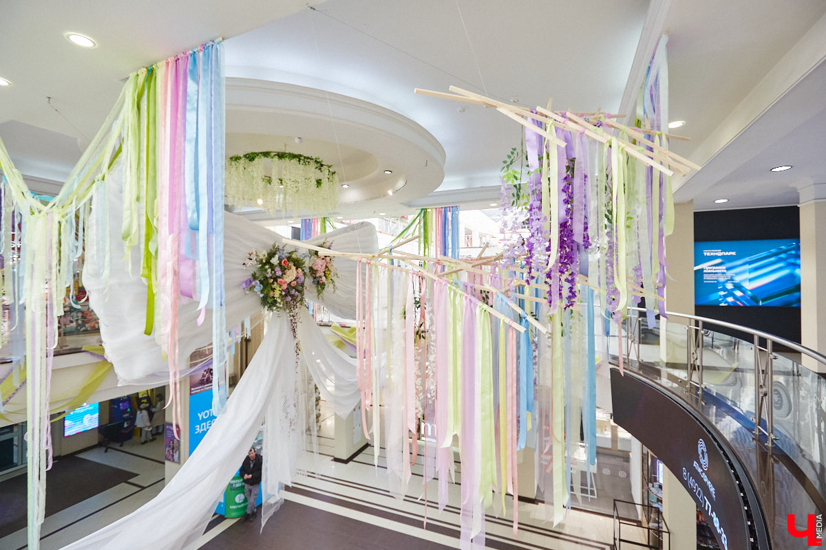 Выпал снег? Не беда! Душа уже распахнулась навстречу весне. Подхватили вайб благоухающего сезона и владимирские локации. Одни оформили тематические фотозоны, другие расцвели благодаря красочному оформлению. Кто поспешил выделиться на фоне остальных, узнал «Ключ-Медиа».