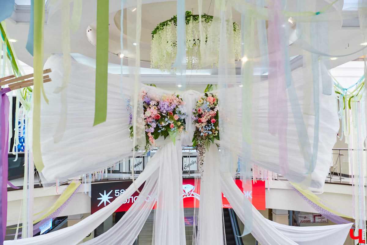 Выпал снег? Не беда! Душа уже распахнулась навстречу весне. Подхватили вайб благоухающего сезона и владимирские локации. Одни оформили тематические фотозоны, другие расцвели благодаря красочному оформлению. Кто поспешил выделиться на фоне остальных, узнал «Ключ-Медиа».