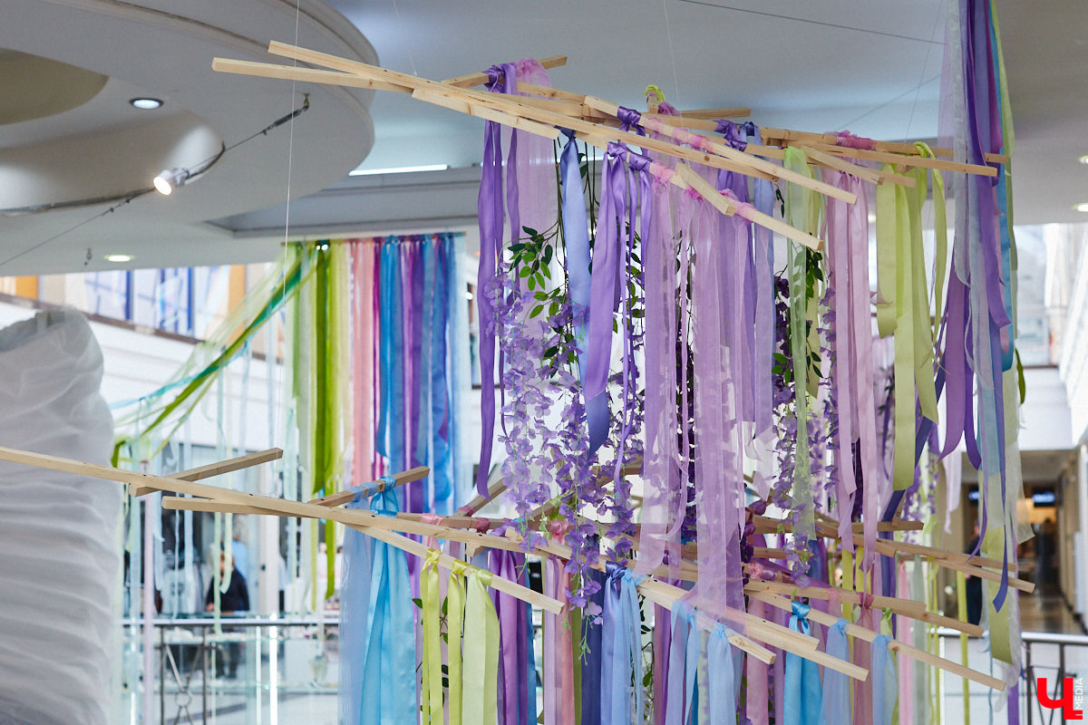 Выпал снег? Не беда! Душа уже распахнулась навстречу весне. Подхватили вайб благоухающего сезона и владимирские локации. Одни оформили тематические фотозоны, другие расцвели благодаря красочному оформлению. Кто поспешил выделиться на фоне остальных, узнал «Ключ-Медиа».