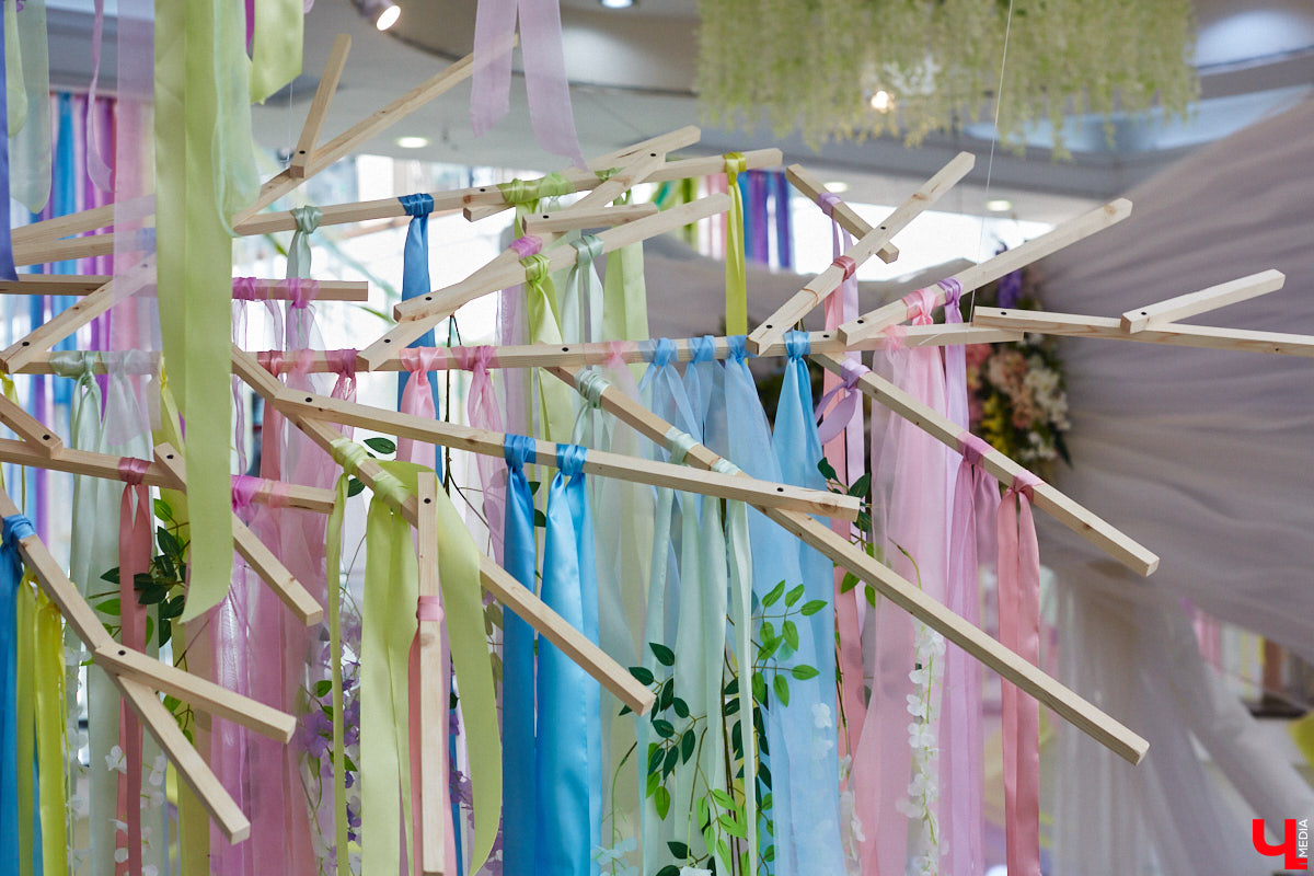 Выпал снег? Не беда! Душа уже распахнулась навстречу весне. Подхватили вайб благоухающего сезона и владимирские локации. Одни оформили тематические фотозоны, другие расцвели благодаря красочному оформлению. Кто поспешил выделиться на фоне остальных, узнал «Ключ-Медиа».