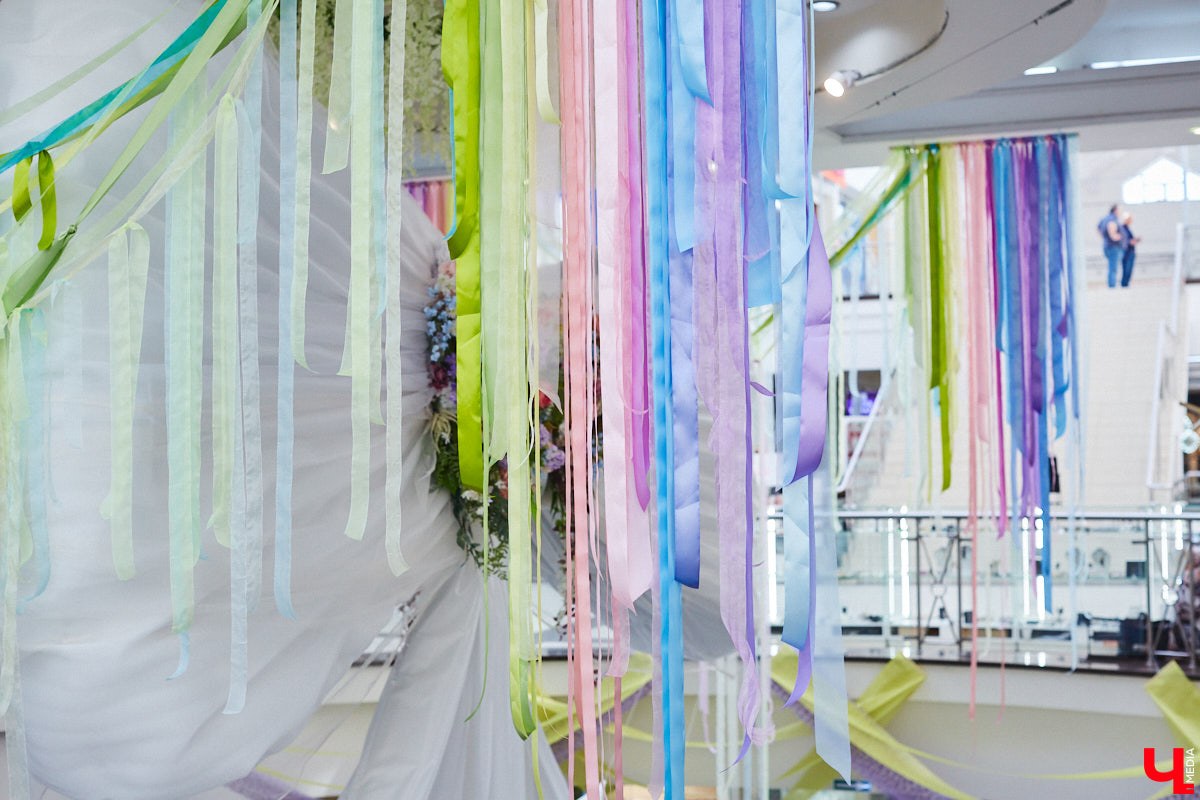 Выпал снег? Не беда! Душа уже распахнулась навстречу весне. Подхватили вайб благоухающего сезона и владимирские локации. Одни оформили тематические фотозоны, другие расцвели благодаря красочному оформлению. Кто поспешил выделиться на фоне остальных, узнал «Ключ-Медиа».