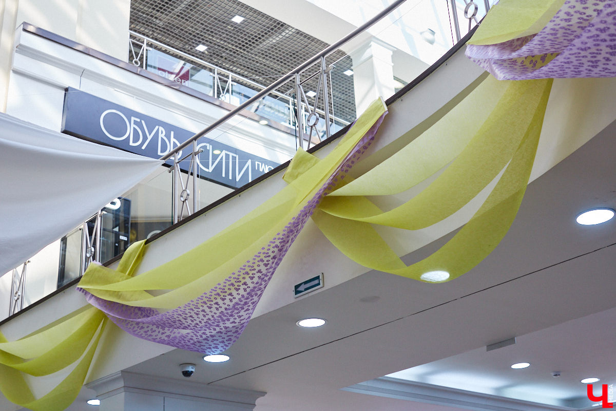 Выпал снег? Не беда! Душа уже распахнулась навстречу весне. Подхватили вайб благоухающего сезона и владимирские локации. Одни оформили тематические фотозоны, другие расцвели благодаря красочному оформлению. Кто поспешил выделиться на фоне остальных, узнал «Ключ-Медиа».