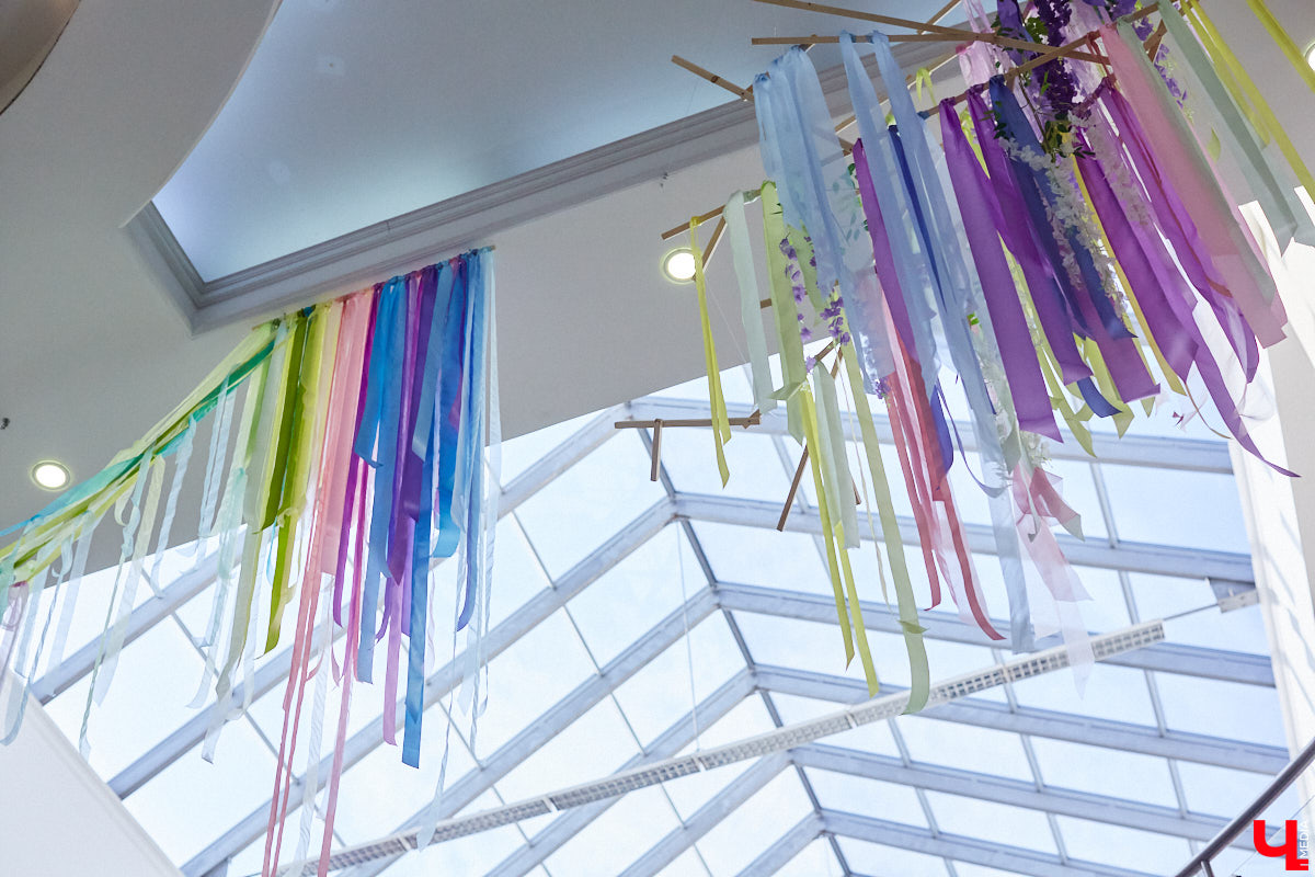 Выпал снег? Не беда! Душа уже распахнулась навстречу весне. Подхватили вайб благоухающего сезона и владимирские локации. Одни оформили тематические фотозоны, другие расцвели благодаря красочному оформлению. Кто поспешил выделиться на фоне остальных, узнал «Ключ-Медиа».