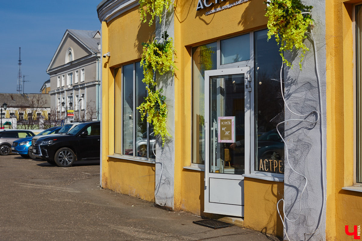 Выпал снег? Не беда! Душа уже распахнулась навстречу весне. Подхватили вайб благоухающего сезона и владимирские локации. Одни оформили тематические фотозоны, другие расцвели благодаря красочному оформлению. Кто поспешил выделиться на фоне остальных, узнал «Ключ-Медиа».