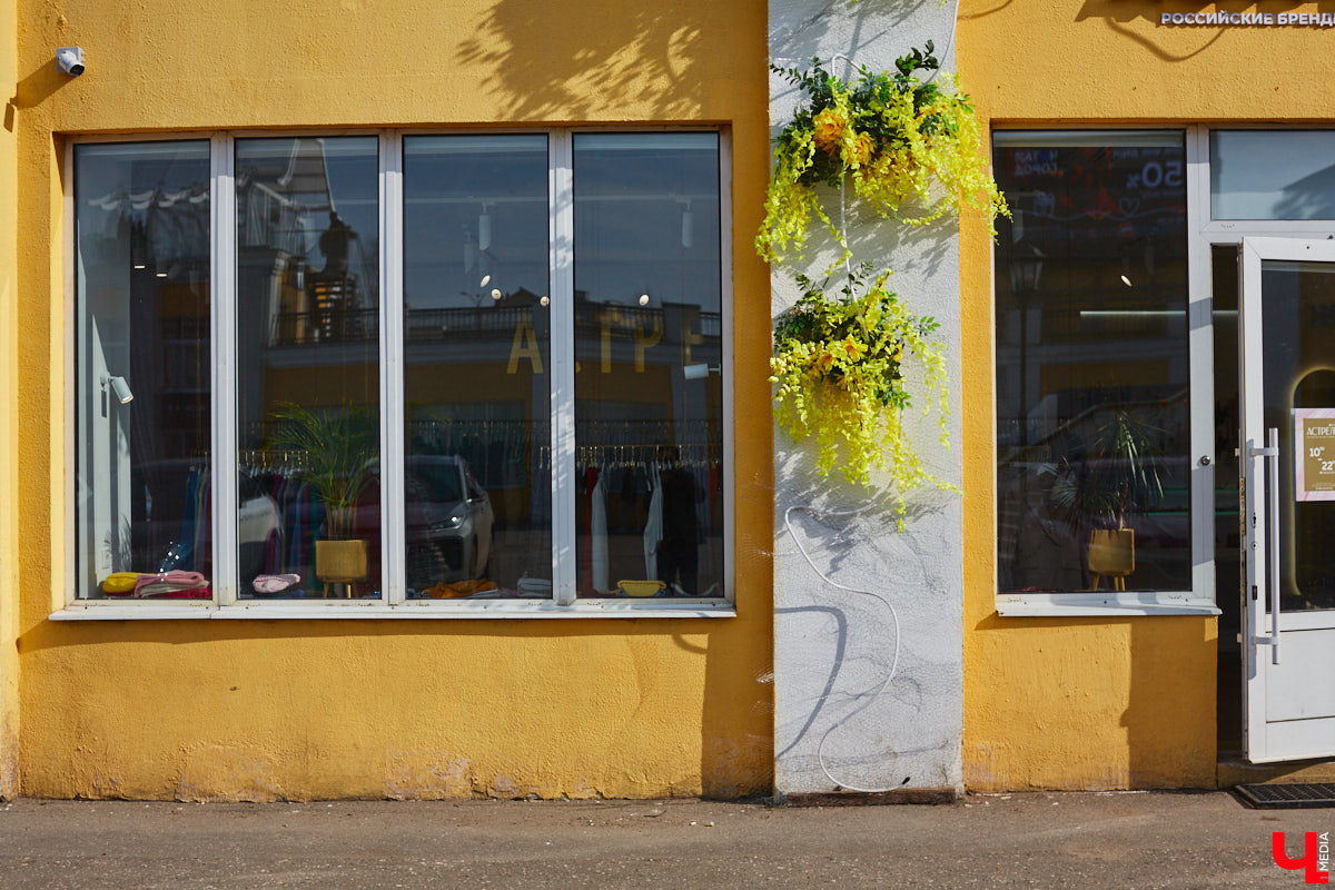 Выпал снег? Не беда! Душа уже распахнулась навстречу весне. Подхватили вайб благоухающего сезона и владимирские локации. Одни оформили тематические фотозоны, другие расцвели благодаря красочному оформлению. Кто поспешил выделиться на фоне остальных, узнал «Ключ-Медиа».