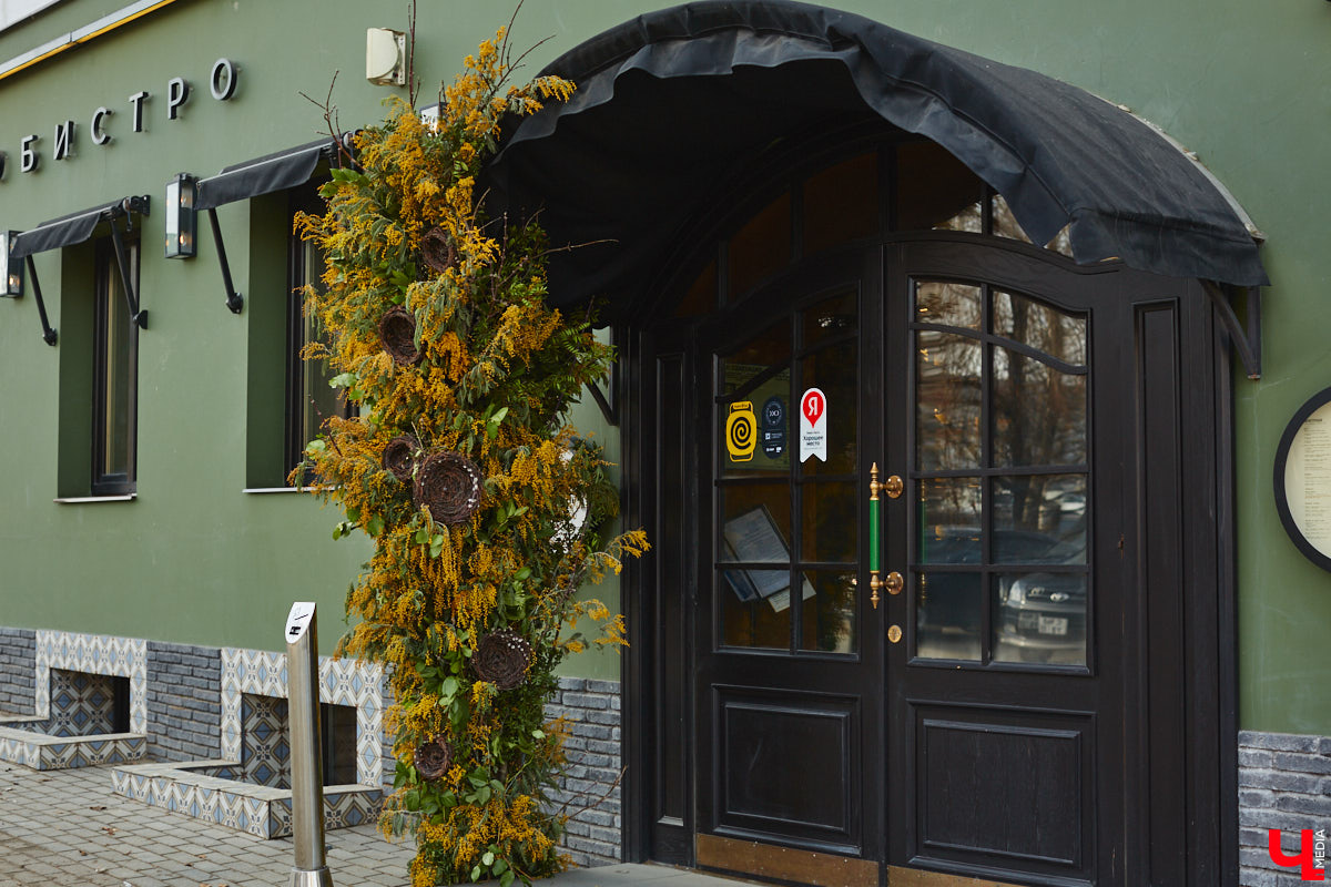 Выпал снег? Не беда! Душа уже распахнулась навстречу весне. Подхватили вайб благоухающего сезона и владимирские локации. Одни оформили тематические фотозоны, другие расцвели благодаря красочному оформлению. Кто поспешил выделиться на фоне остальных, узнал «Ключ-Медиа».