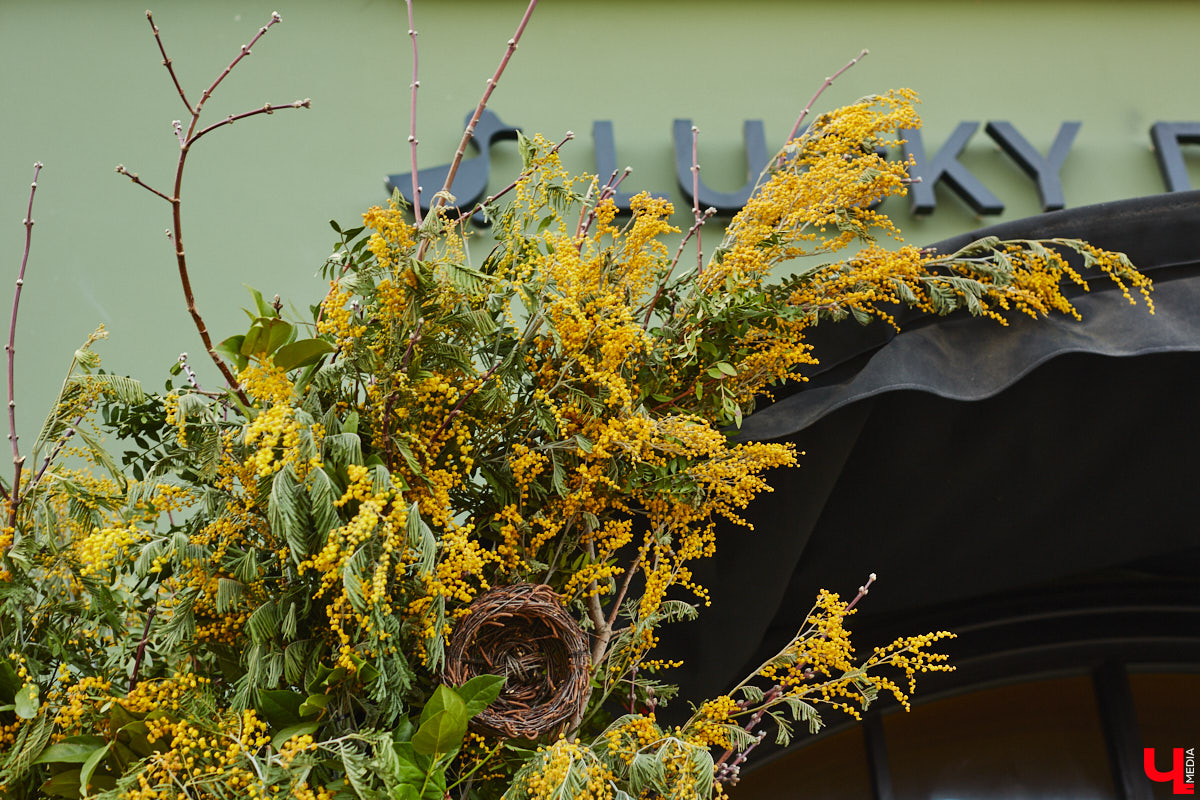 Выпал снег? Не беда! Душа уже распахнулась навстречу весне. Подхватили вайб благоухающего сезона и владимирские локации. Одни оформили тематические фотозоны, другие расцвели благодаря красочному оформлению. Кто поспешил выделиться на фоне остальных, узнал «Ключ-Медиа».