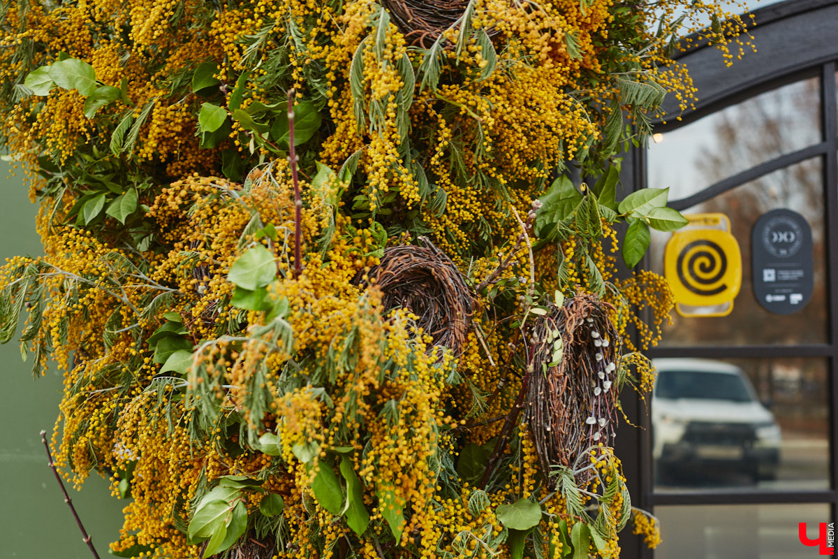 Выпал снег? Не беда! Душа уже распахнулась навстречу весне. Подхватили вайб благоухающего сезона и владимирские локации. Одни оформили тематические фотозоны, другие расцвели благодаря красочному оформлению. Кто поспешил выделиться на фоне остальных, узнал «Ключ-Медиа».