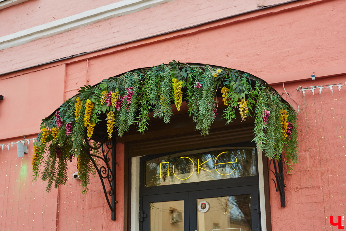 Выпал снег? Не беда! Душа уже распахнулась навстречу весне. Подхватили вайб благоухающего сезона и владимирские локации. Одни оформили тематические фотозоны, другие расцвели благодаря красочному оформлению. Кто поспешил выделиться на фоне остальных, узнал «Ключ-Медиа».