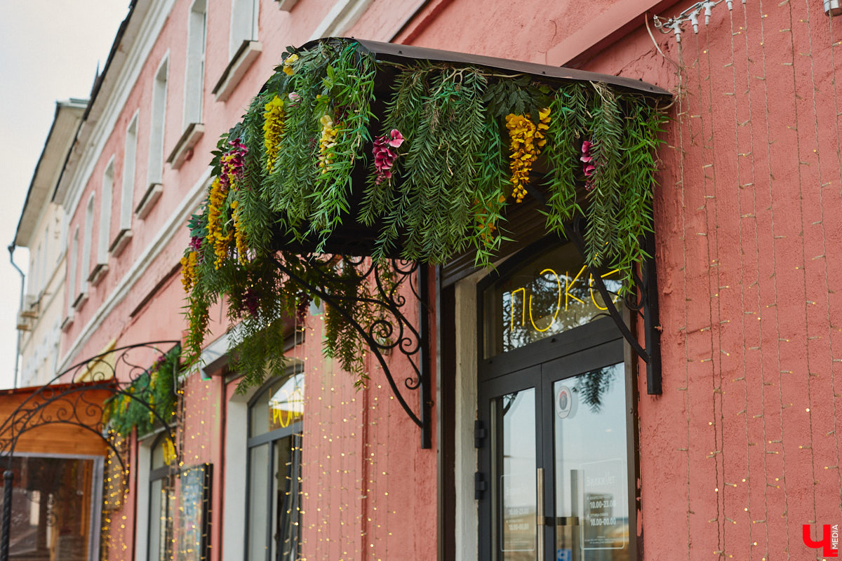 Выпал снег? Не беда! Душа уже распахнулась навстречу весне. Подхватили вайб благоухающего сезона и владимирские локации. Одни оформили тематические фотозоны, другие расцвели благодаря красочному оформлению. Кто поспешил выделиться на фоне остальных, узнал «Ключ-Медиа».