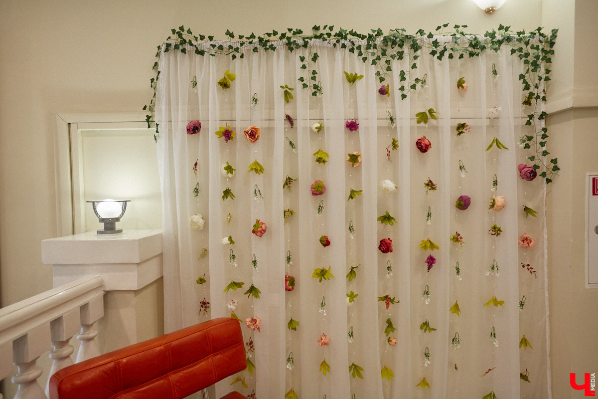 Выпал снег? Не беда! Душа уже распахнулась навстречу весне. Подхватили вайб благоухающего сезона и владимирские локации. Одни оформили тематические фотозоны, другие расцвели благодаря красочному оформлению. Кто поспешил выделиться на фоне остальных, узнал «Ключ-Медиа».