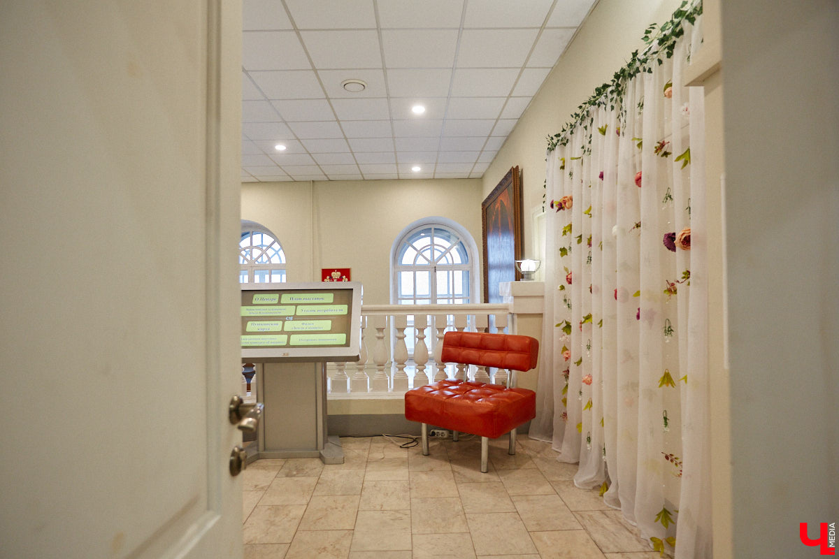 Выпал снег? Не беда! Душа уже распахнулась навстречу весне. Подхватили вайб благоухающего сезона и владимирские локации. Одни оформили тематические фотозоны, другие расцвели благодаря красочному оформлению. Кто поспешил выделиться на фоне остальных, узнал «Ключ-Медиа».