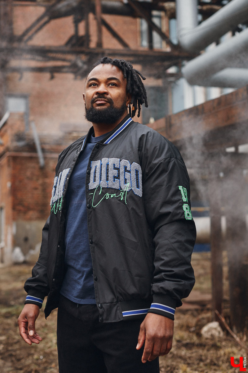 Сидней Барбоза перебрался во Владимирскую область вместе с супругой около года назад. Трущобы в Рио-де-Жанейро семья сменила на квартиру в Коврове. Молодому человеку пришлось не только пройти акклиматизацию, но и полностью сменить гардероб. Любимые образы он продемонстрировал «Ключ-Медиа».