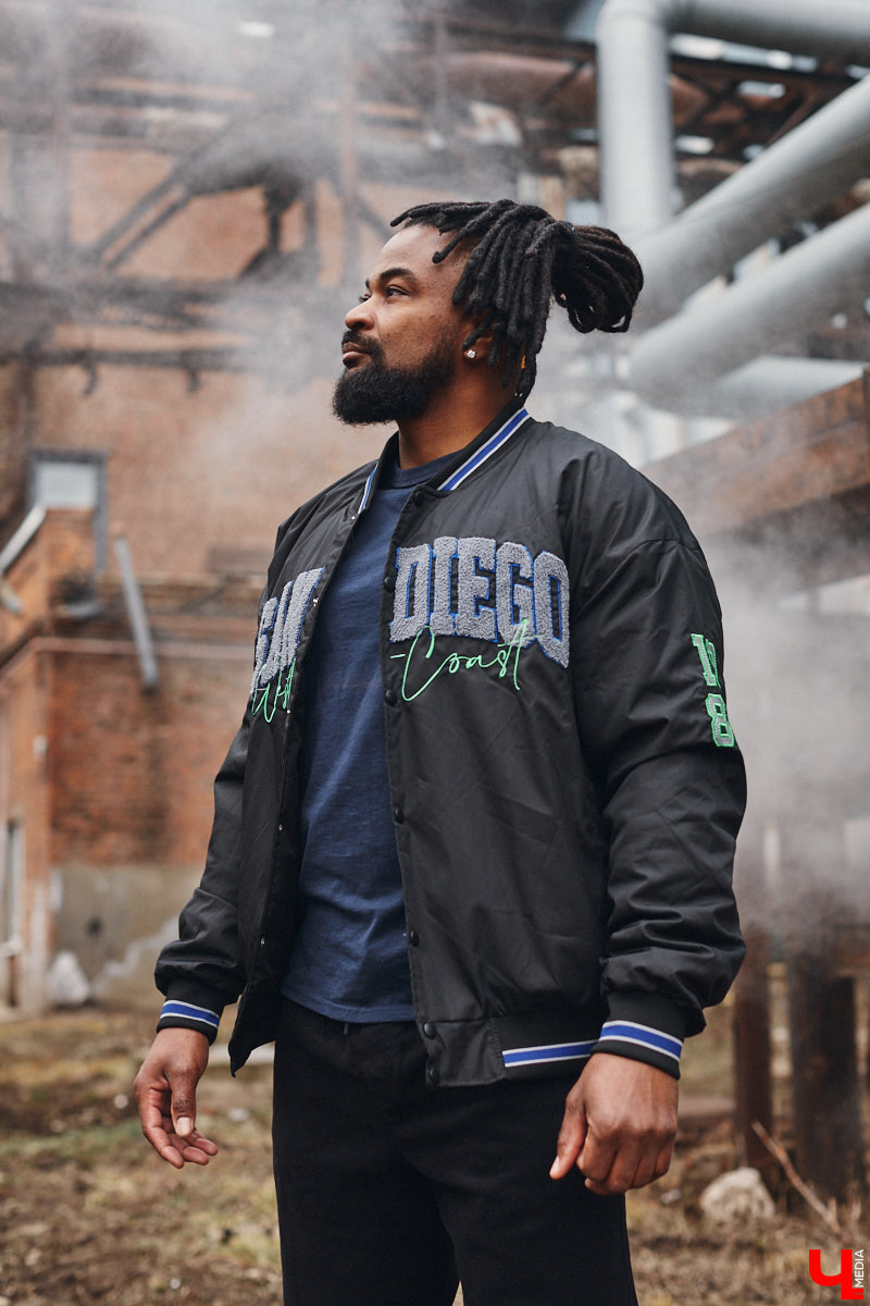 Сидней Барбоза перебрался во Владимирскую область вместе с супругой около года назад. Трущобы в Рио-де-Жанейро семья сменила на квартиру в Коврове. Молодому человеку пришлось не только пройти акклиматизацию, но и полностью сменить гардероб. Любимые образы он продемонстрировал «Ключ-Медиа».