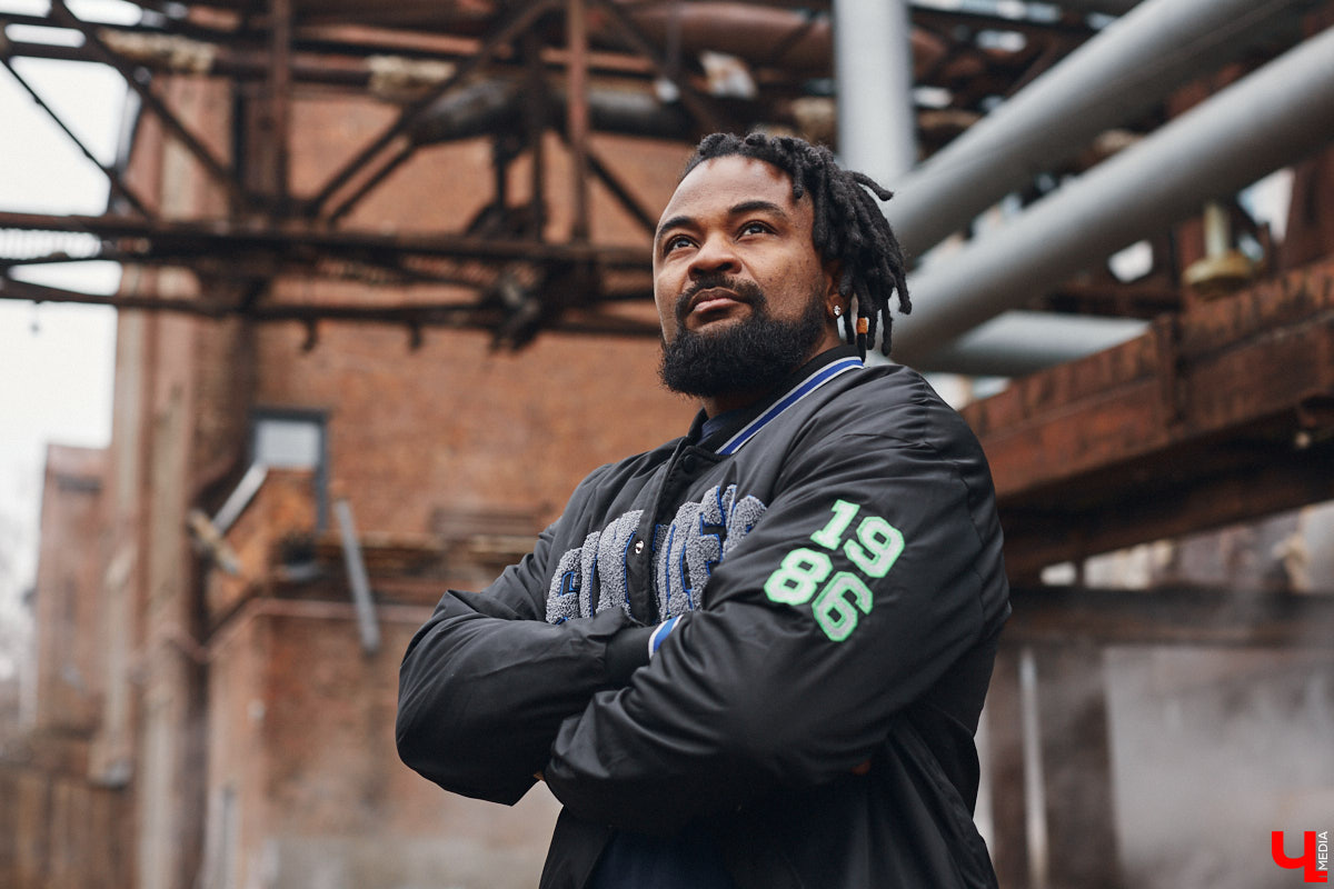 Сидней Барбоза перебрался во Владимирскую область вместе с супругой около года назад. Трущобы в Рио-де-Жанейро семья сменила на квартиру в Коврове. Молодому человеку пришлось не только пройти акклиматизацию, но и полностью сменить гардероб. Любимые образы он продемонстрировал «Ключ-Медиа».