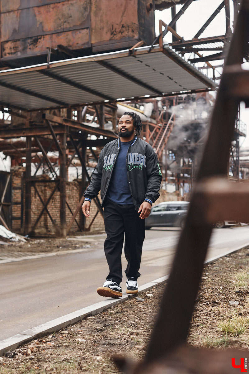 Сидней Барбоза перебрался во Владимирскую область вместе с супругой около года назад. Трущобы в Рио-де-Жанейро семья сменила на квартиру в Коврове. Молодому человеку пришлось не только пройти акклиматизацию, но и полностью сменить гардероб. Любимые образы он продемонстрировал «Ключ-Медиа».