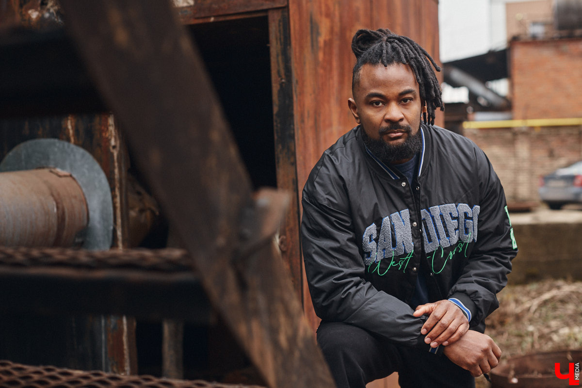 Сидней Барбоза перебрался во Владимирскую область вместе с супругой около года назад. Трущобы в Рио-де-Жанейро семья сменила на квартиру в Коврове. Молодому человеку пришлось не только пройти акклиматизацию, но и полностью сменить гардероб. Любимые образы он продемонстрировал «Ключ-Медиа».