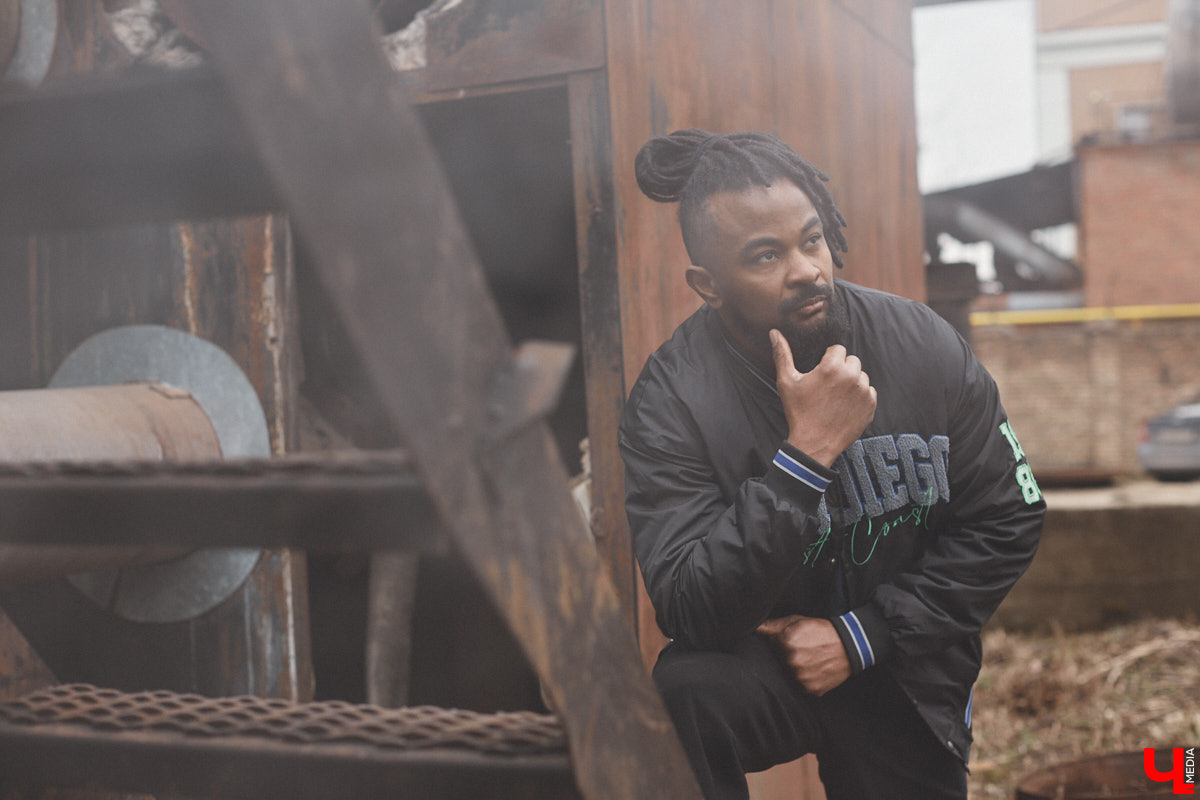 Сидней Барбоза перебрался во Владимирскую область вместе с супругой около года назад. Трущобы в Рио-де-Жанейро семья сменила на квартиру в Коврове. Молодому человеку пришлось не только пройти акклиматизацию, но и полностью сменить гардероб. Любимые образы он продемонстрировал «Ключ-Медиа».