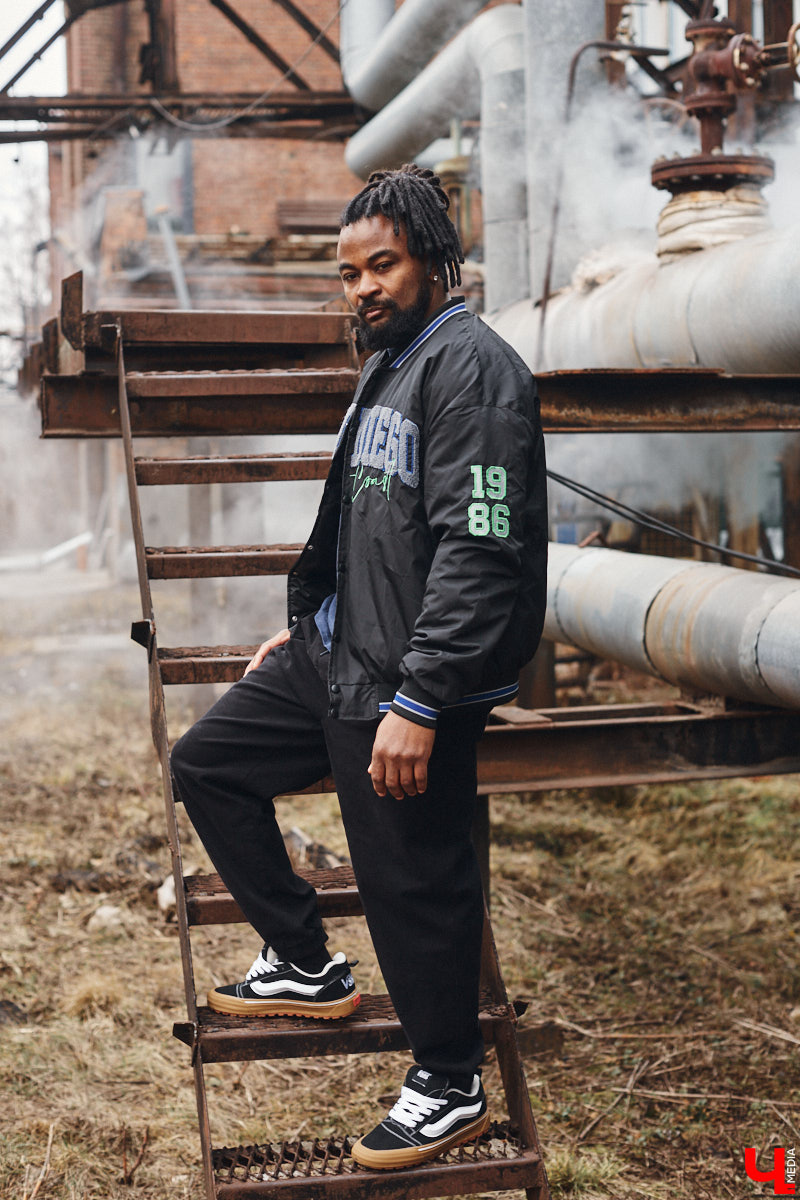 Сидней Барбоза перебрался во Владимирскую область вместе с супругой около года назад. Трущобы в Рио-де-Жанейро семья сменила на квартиру в Коврове. Молодому человеку пришлось не только пройти акклиматизацию, но и полностью сменить гардероб. Любимые образы он продемонстрировал «Ключ-Медиа».