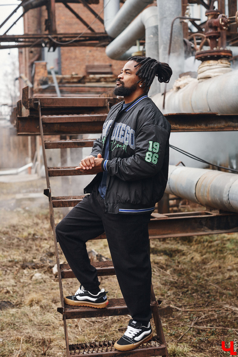 Сидней Барбоза перебрался во Владимирскую область вместе с супругой около года назад. Трущобы в Рио-де-Жанейро семья сменила на квартиру в Коврове. Молодому человеку пришлось не только пройти акклиматизацию, но и полностью сменить гардероб. Любимые образы он продемонстрировал «Ключ-Медиа».