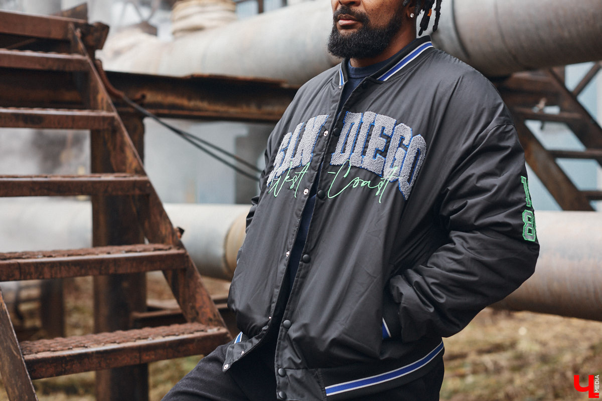 Сидней Барбоза перебрался во Владимирскую область вместе с супругой около года назад. Трущобы в Рио-де-Жанейро семья сменила на квартиру в Коврове. Молодому человеку пришлось не только пройти акклиматизацию, но и полностью сменить гардероб. Любимые образы он продемонстрировал «Ключ-Медиа».