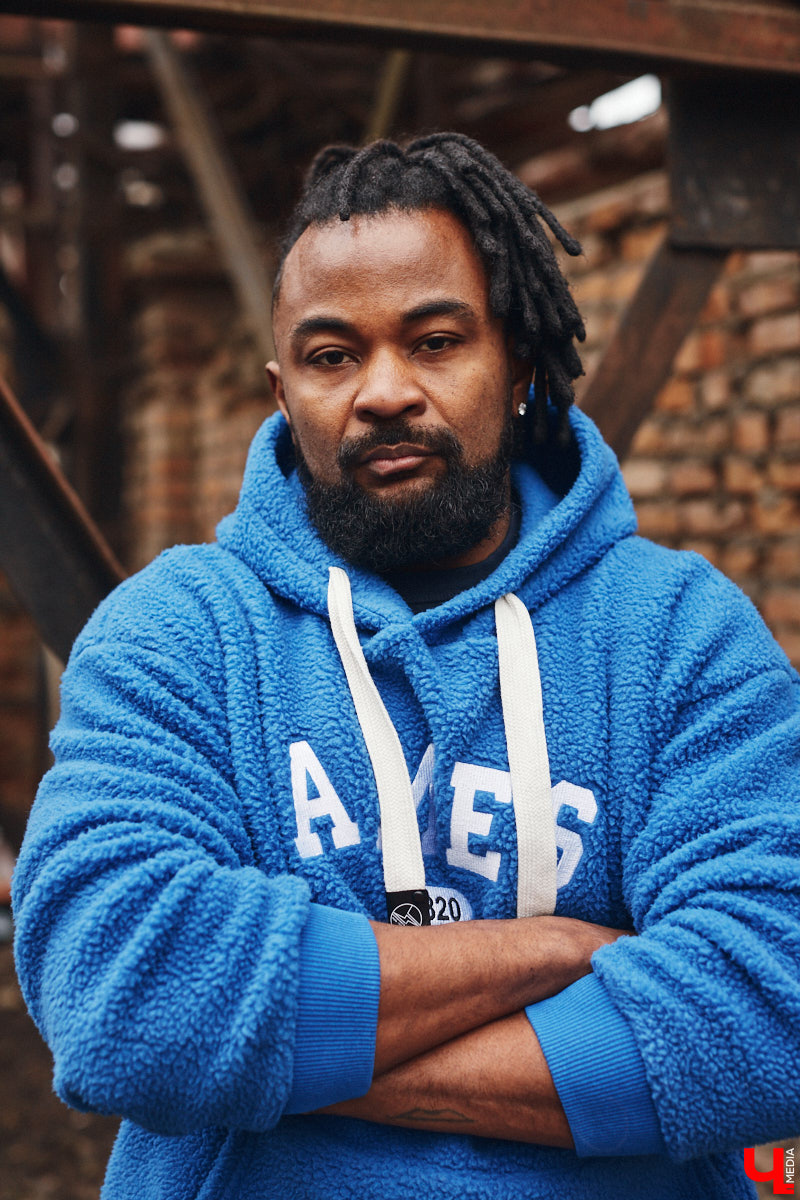 Сидней Барбоза перебрался во Владимирскую область вместе с супругой около года назад. Трущобы в Рио-де-Жанейро семья сменила на квартиру в Коврове. Молодому человеку пришлось не только пройти акклиматизацию, но и полностью сменить гардероб. Любимые образы он продемонстрировал «Ключ-Медиа».