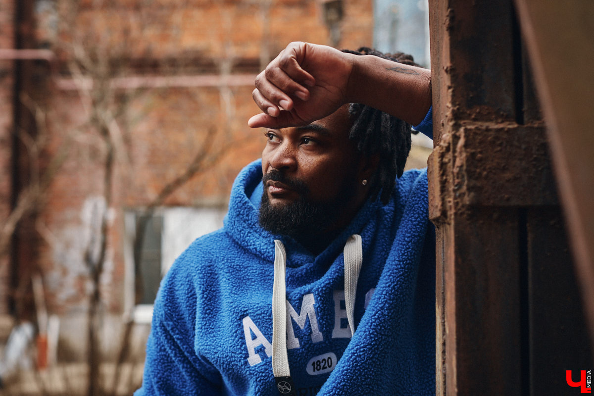 Сидней Барбоза перебрался во Владимирскую область вместе с супругой около года назад. Трущобы в Рио-де-Жанейро семья сменила на квартиру в Коврове. Молодому человеку пришлось не только пройти акклиматизацию, но и полностью сменить гардероб. Любимые образы он продемонстрировал «Ключ-Медиа».