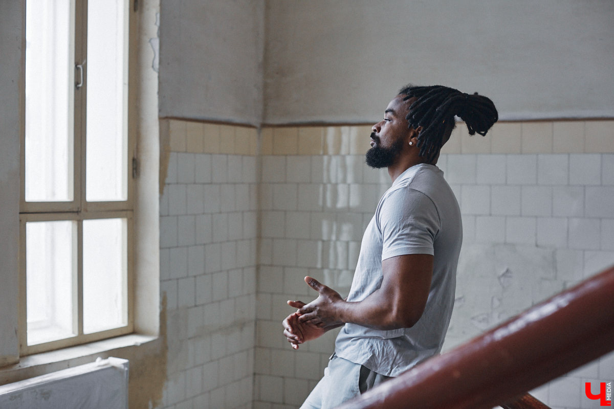 Сидней Барбоза перебрался во Владимирскую область вместе с супругой около года назад. Трущобы в Рио-де-Жанейро семья сменила на квартиру в Коврове. Молодому человеку пришлось не только пройти акклиматизацию, но и полностью сменить гардероб. Любимые образы он продемонстрировал «Ключ-Медиа».