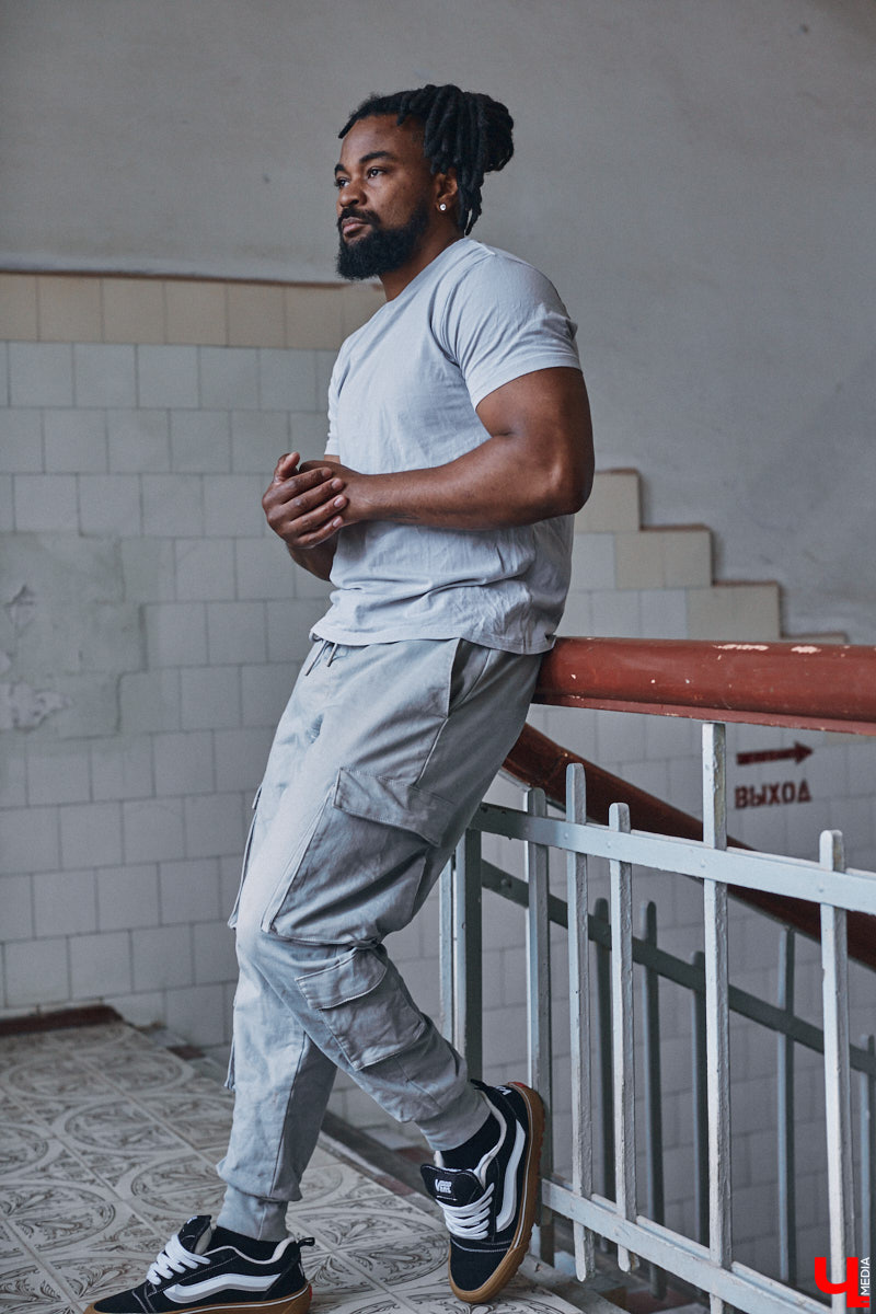 Сидней Барбоза перебрался во Владимирскую область вместе с супругой около года назад. Трущобы в Рио-де-Жанейро семья сменила на квартиру в Коврове. Молодому человеку пришлось не только пройти акклиматизацию, но и полностью сменить гардероб. Любимые образы он продемонстрировал «Ключ-Медиа».