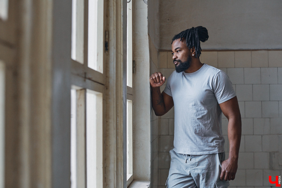 Сидней Барбоза перебрался во Владимирскую область вместе с супругой около года назад. Трущобы в Рио-де-Жанейро семья сменила на квартиру в Коврове. Молодому человеку пришлось не только пройти акклиматизацию, но и полностью сменить гардероб. Любимые образы он продемонстрировал «Ключ-Медиа».