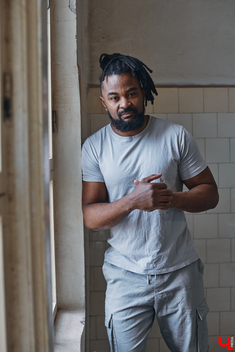 Сидней Барбоза перебрался во Владимирскую область вместе с супругой около года назад. Трущобы в Рио-де-Жанейро семья сменила на квартиру в Коврове. Молодому человеку пришлось не только пройти акклиматизацию, но и полностью сменить гардероб. Любимые образы он продемонстрировал «Ключ-Медиа».