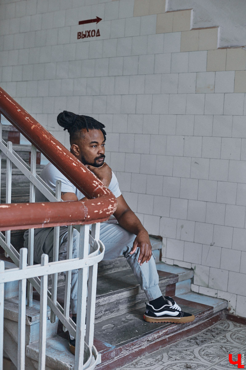 Сидней Барбоза перебрался во Владимирскую область вместе с супругой около года назад. Трущобы в Рио-де-Жанейро семья сменила на квартиру в Коврове. Молодому человеку пришлось не только пройти акклиматизацию, но и полностью сменить гардероб. Любимые образы он продемонстрировал «Ключ-Медиа».