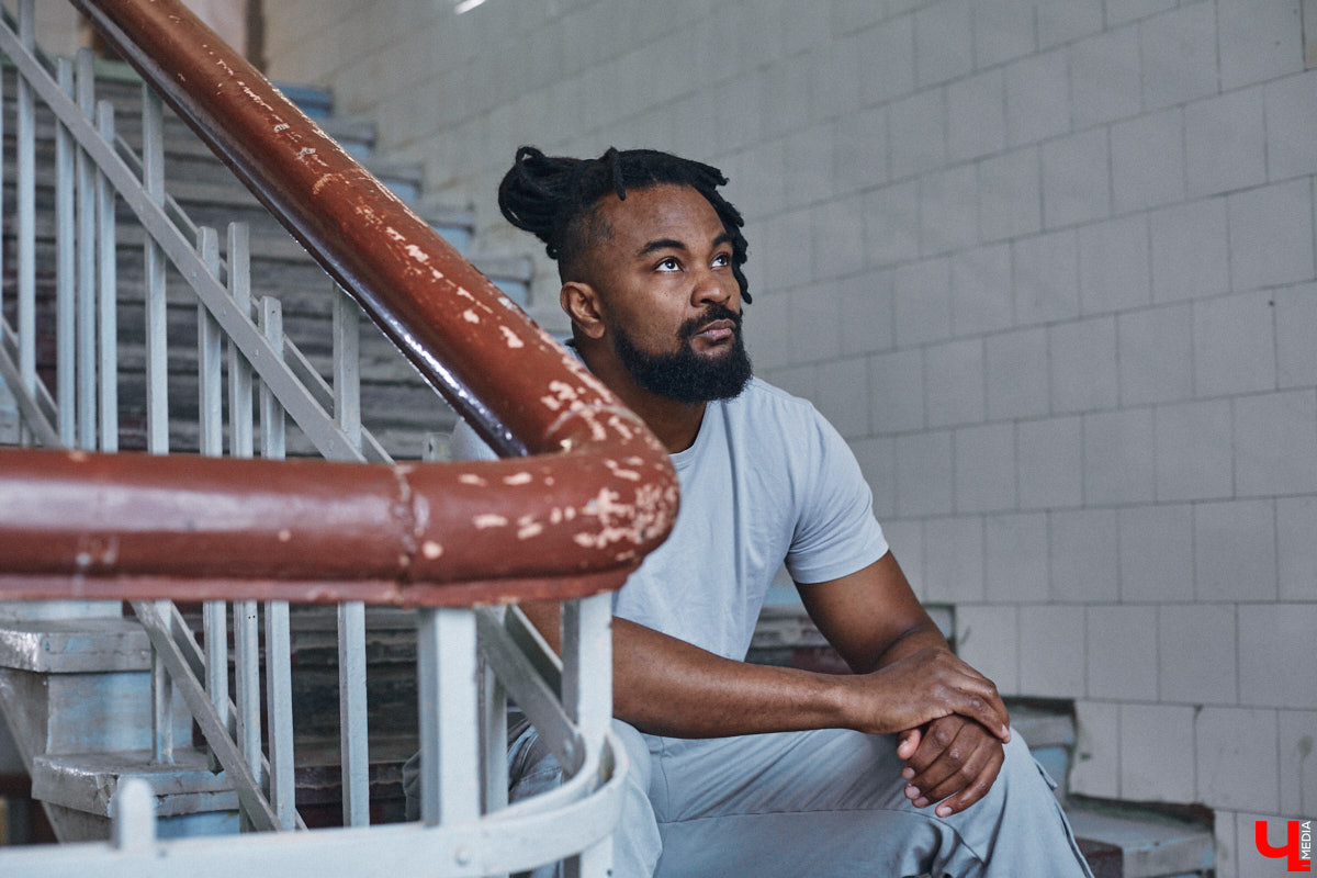 Сидней Барбоза перебрался во Владимирскую область вместе с супругой около года назад. Трущобы в Рио-де-Жанейро семья сменила на квартиру в Коврове. Молодому человеку пришлось не только пройти акклиматизацию, но и полностью сменить гардероб. Любимые образы он продемонстрировал «Ключ-Медиа».