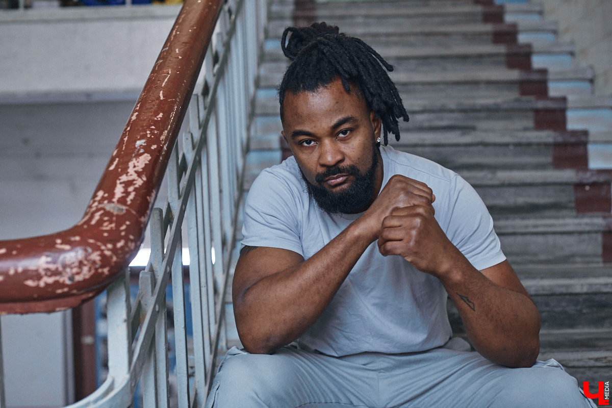 Сидней Барбоза перебрался во Владимирскую область вместе с супругой около года назад. Трущобы в Рио-де-Жанейро семья сменила на квартиру в Коврове. Молодому человеку пришлось не только пройти акклиматизацию, но и полностью сменить гардероб. Любимые образы он продемонстрировал «Ключ-Медиа».