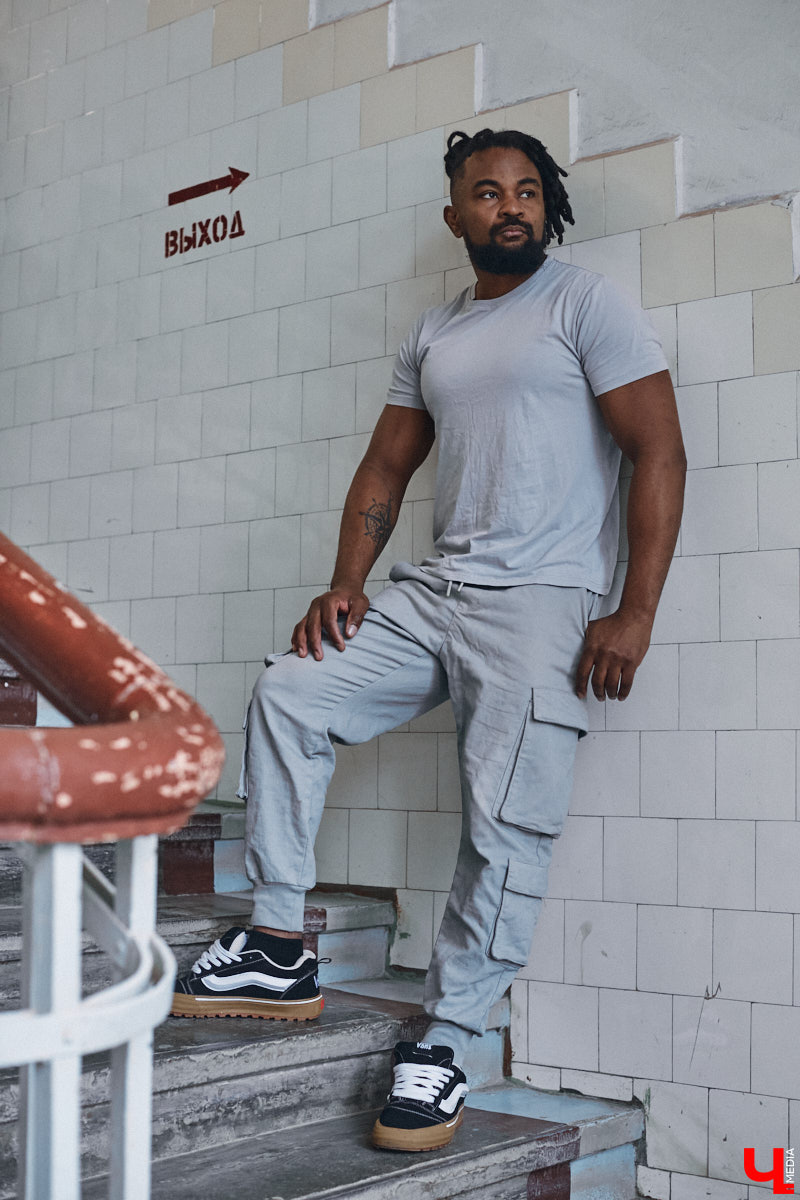 Сидней Барбоза перебрался во Владимирскую область вместе с супругой около года назад. Трущобы в Рио-де-Жанейро семья сменила на квартиру в Коврове. Молодому человеку пришлось не только пройти акклиматизацию, но и полностью сменить гардероб. Любимые образы он продемонстрировал «Ключ-Медиа».