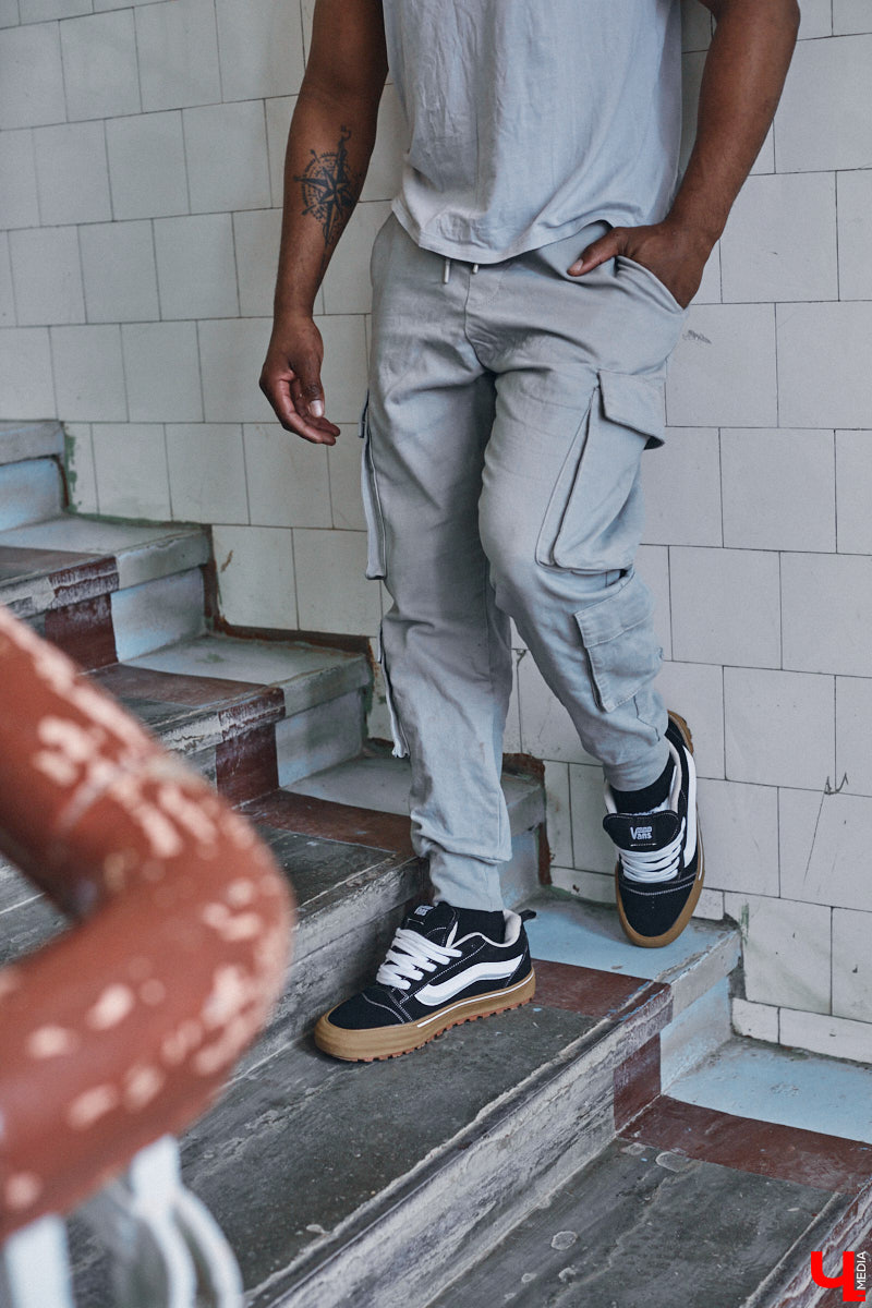 Сидней Барбоза перебрался во Владимирскую область вместе с супругой около года назад. Трущобы в Рио-де-Жанейро семья сменила на квартиру в Коврове. Молодому человеку пришлось не только пройти акклиматизацию, но и полностью сменить гардероб. Любимые образы он продемонстрировал «Ключ-Медиа».