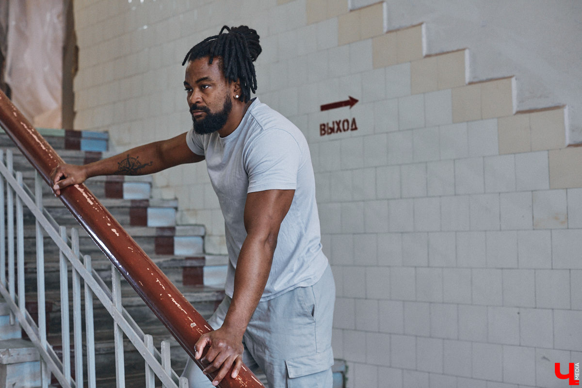 Сидней Барбоза перебрался во Владимирскую область вместе с супругой около года назад. Трущобы в Рио-де-Жанейро семья сменила на квартиру в Коврове. Молодому человеку пришлось не только пройти акклиматизацию, но и полностью сменить гардероб. Любимые образы он продемонстрировал «Ключ-Медиа».