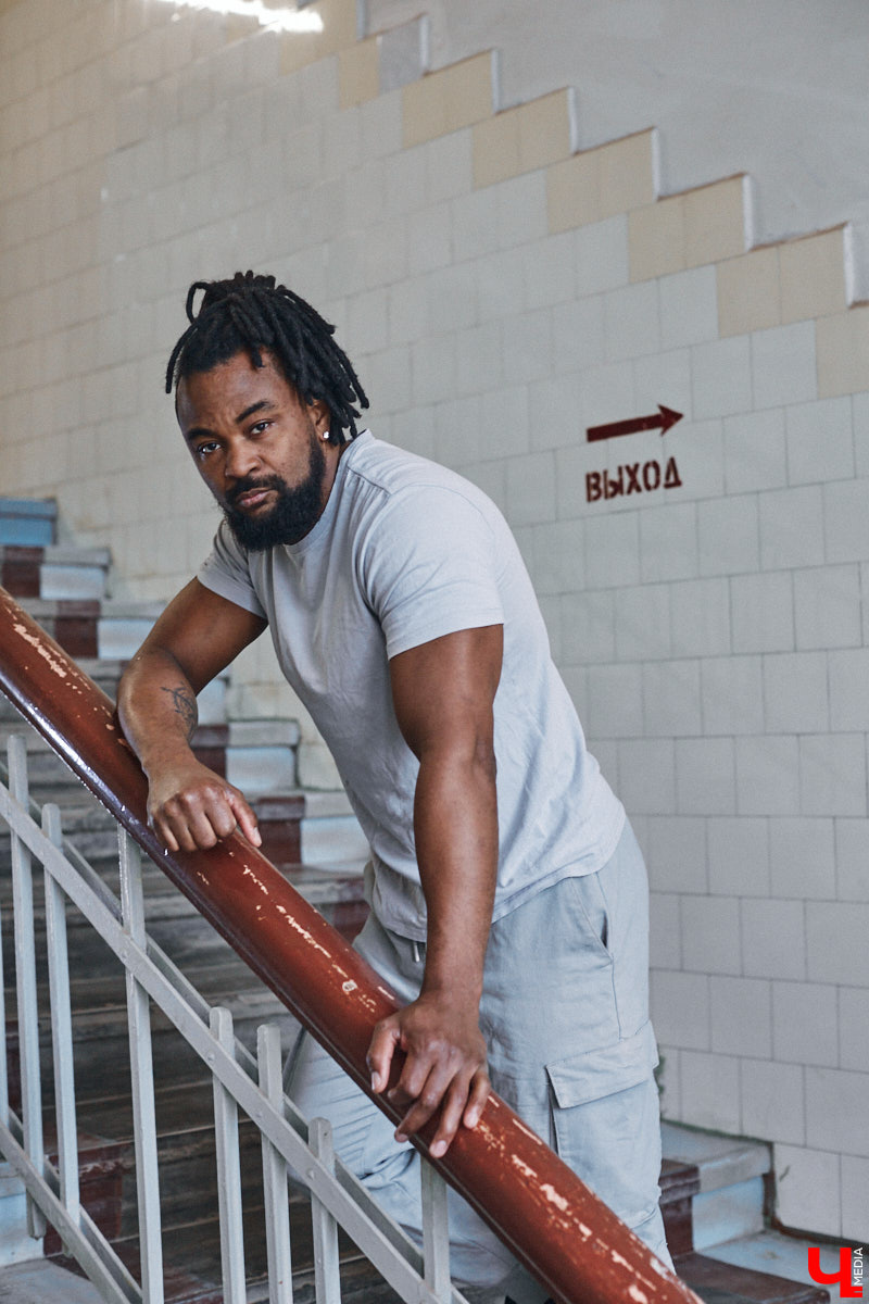 Сидней Барбоза перебрался во Владимирскую область вместе с супругой около года назад. Трущобы в Рио-де-Жанейро семья сменила на квартиру в Коврове. Молодому человеку пришлось не только пройти акклиматизацию, но и полностью сменить гардероб. Любимые образы он продемонстрировал «Ключ-Медиа».