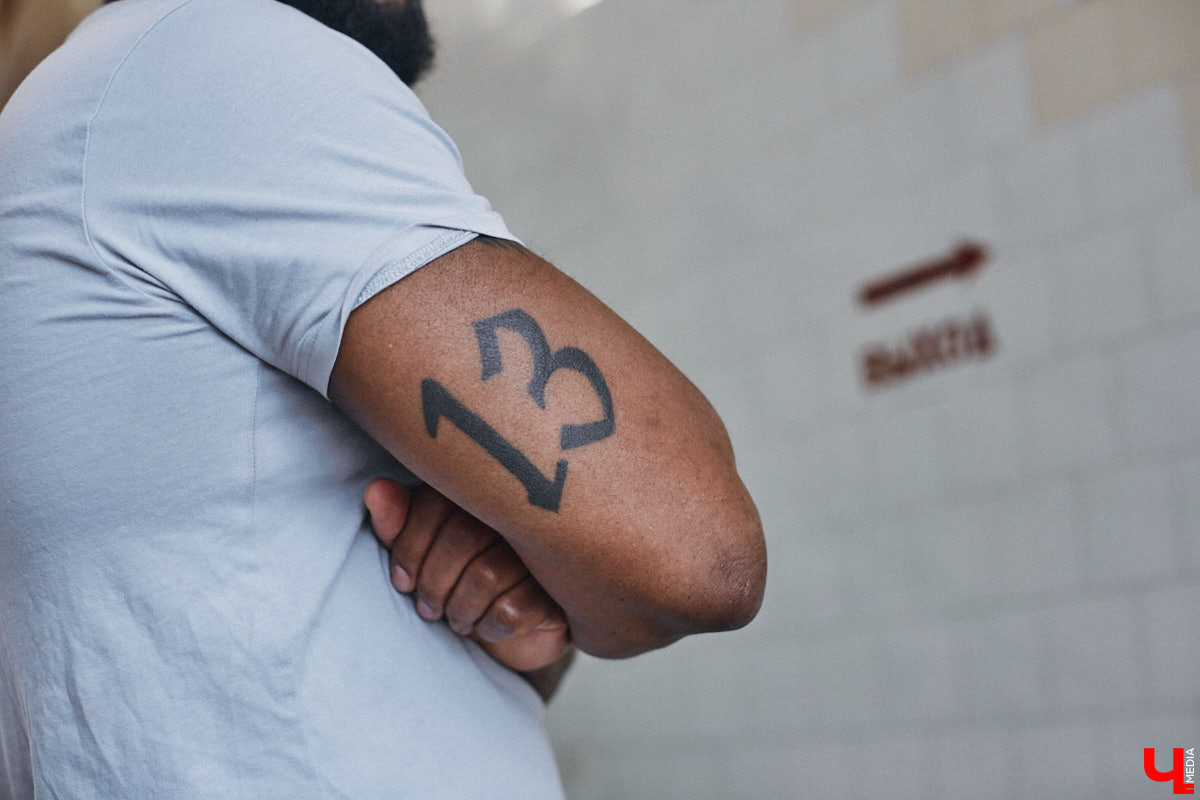 Сидней Барбоза перебрался во Владимирскую область вместе с супругой около года назад. Трущобы в Рио-де-Жанейро семья сменила на квартиру в Коврове. Молодому человеку пришлось не только пройти акклиматизацию, но и полностью сменить гардероб. Любимые образы он продемонстрировал «Ключ-Медиа».