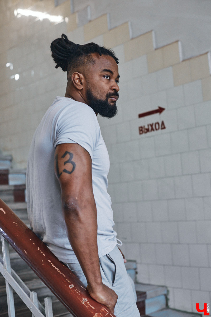 Сидней Барбоза перебрался во Владимирскую область вместе с супругой около года назад. Трущобы в Рио-де-Жанейро семья сменила на квартиру в Коврове. Молодому человеку пришлось не только пройти акклиматизацию, но и полностью сменить гардероб. Любимые образы он продемонстрировал «Ключ-Медиа».