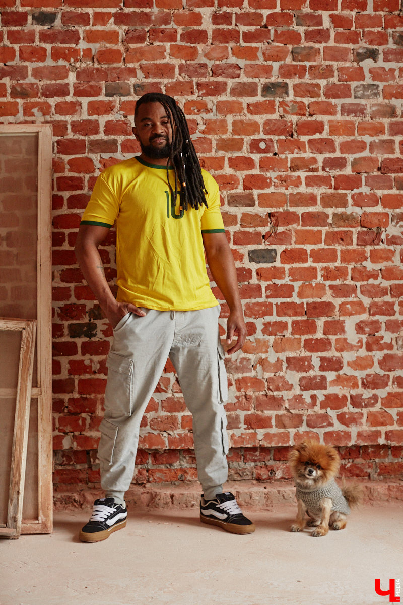 Сидней Барбоза перебрался во Владимирскую область вместе с супругой около года назад. Трущобы в Рио-де-Жанейро семья сменила на квартиру в Коврове. Молодому человеку пришлось не только пройти акклиматизацию, но и полностью сменить гардероб. Любимые образы он продемонстрировал «Ключ-Медиа».