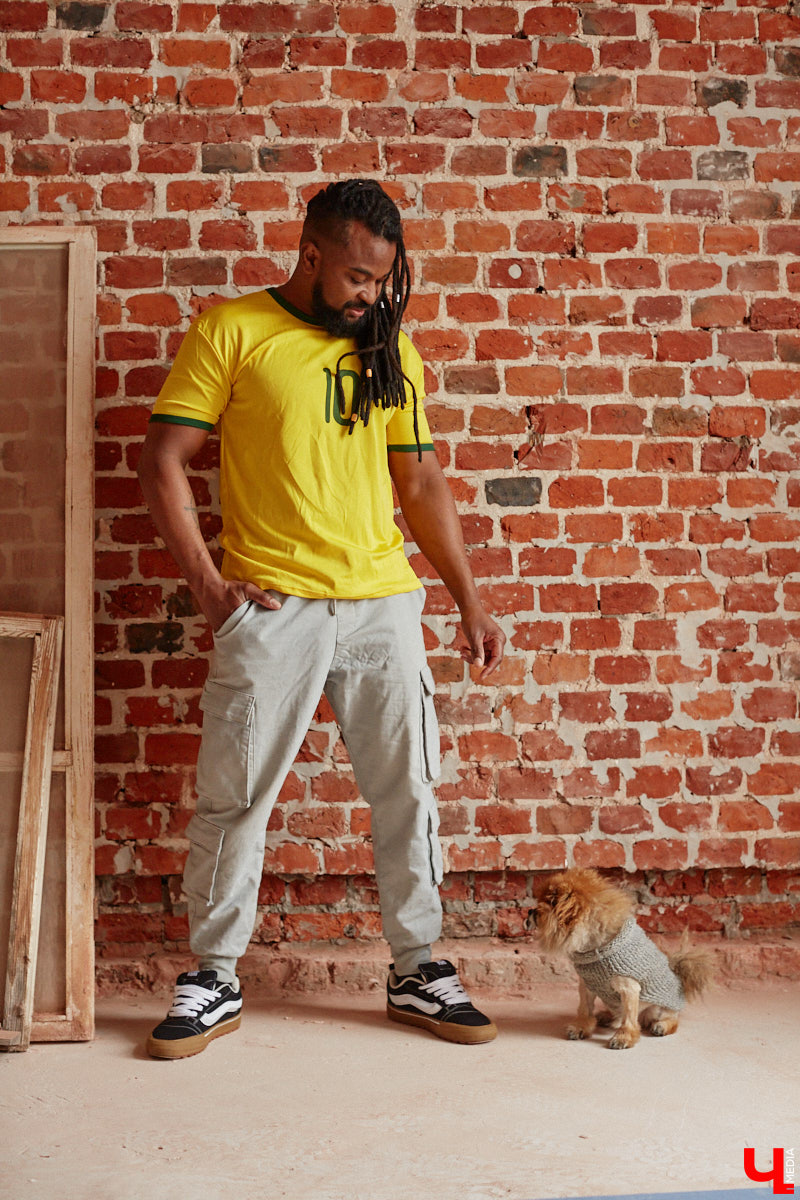 Сидней Барбоза перебрался во Владимирскую область вместе с супругой около года назад. Трущобы в Рио-де-Жанейро семья сменила на квартиру в Коврове. Молодому человеку пришлось не только пройти акклиматизацию, но и полностью сменить гардероб. Любимые образы он продемонстрировал «Ключ-Медиа».