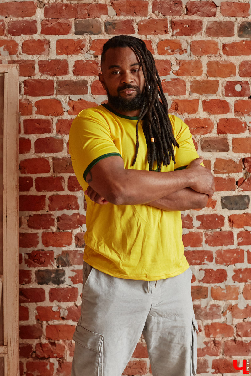 Сидней Барбоза перебрался во Владимирскую область вместе с супругой около года назад. Трущобы в Рио-де-Жанейро семья сменила на квартиру в Коврове. Молодому человеку пришлось не только пройти акклиматизацию, но и полностью сменить гардероб. Любимые образы он продемонстрировал «Ключ-Медиа».